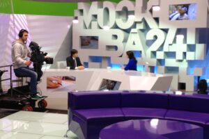 1_V_studii_TV_A_900_600