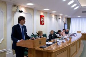 2_Vystupaet_na_vazhnykh_obsuzhdeniyakh_A_900_600